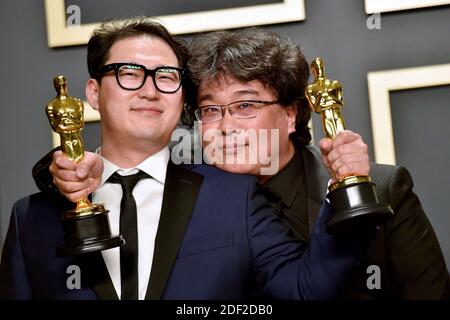 Le scénariste Han Jin-won et le réalisateur Bong Joon-ho, lauréats des prix original Screenplay, International Feature film, Scriing, et Best Picture Award for “parasite,” posent dans la salle de presse lors de la 92e édition des Oscars annuels Academy Awards (Oscars) à Hollywood et Highland le 09 février 2020 à Hollywood, Californie. Photo de Lionel Hahn/ABACAPRESS.COM Banque D'Images