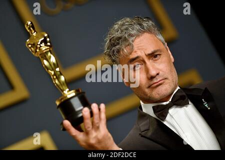 Taika Waititi, vainqueur du meilleur jeu d'écran adapté pour « Jojo Rabbit », pose dans la salle de presse lors de la 92e cérémonie annuelle des Oscars à Hollywood et Highland le 09 février 2020 à Hollywood, Californie. Photo de Lionel Hahn/ABACAPRESS.COM Banque D'Images