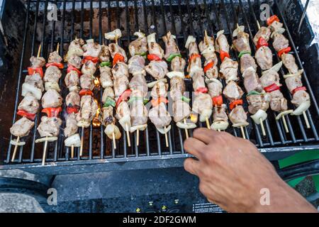 Miami Florida, Coconut Grove Grand Avenue Bahamas Goombay Festival, événement communauté poulet bœuf porc kabob brochettes viande cuisine alimentaire Street vendeur Banque D'Images