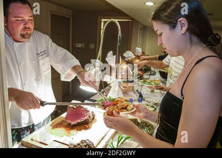 Miami Florida,Aventura Intracoastal Kathleen Windridge dîner-croisière Yacht Corporate buffet dîner homme chef cuisinier cuisine découpage de viande femme, Banque D'Images