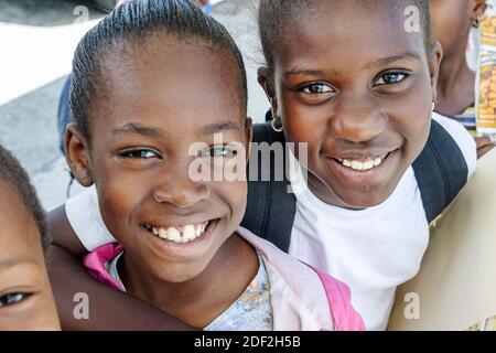 Miami Florida,Little Haiti Edison Park Elementary School, étudiant élèves Noir Afrique fille filles amis souriant, Banque D'Images