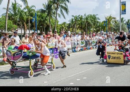 Miami Florida,Coconut Grove Peacock Park 4 de juillet Celebration Bed races hommes poussant en compétition, Banque D'Images