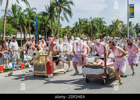 Miami Florida,Coconut Grove Peacock Park 4 de juillet Celebration Bed races hommes poussant en compétition, Banque D'Images