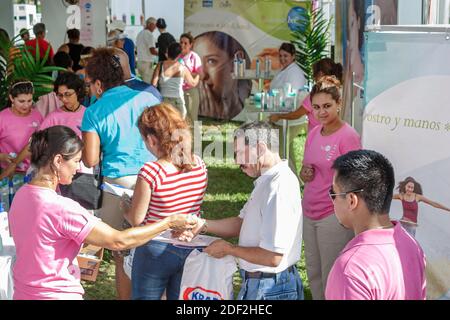 Miami Florida,Bayfront Park 4 de juillet Celebration vente de produits de soins capillaires échantillons gratuits, Banque D'Images