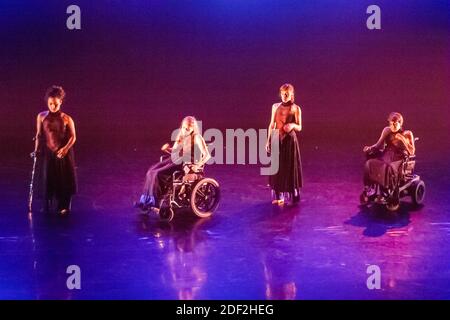 Miami Florida, New World School of the Arts Dance Theatre, théâtre AXIS Dance Company Disabled fauteuil roulant danseur scène de danse, étudiants acteurs a Banque D'Images