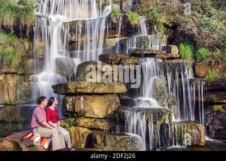 Alabama Tuscumbia Spring Creek Park Cold Water Falls, le plus grand couple de chutes d'eau naturelles en pierre artificielle du monde, homme femme, Banque D'Images