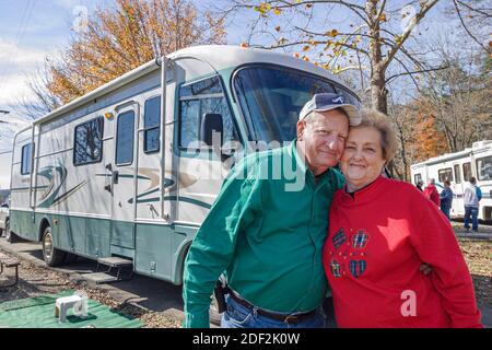Alabama Valley Head, Sequoyah Caverns Camping véhicule récréatif RV, campeurs actifs senior senior couple homme femme femmes embrassant, Banque D'Images