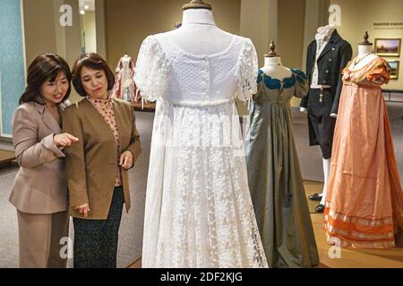 Huntsville Alabama, collection d'exposition du musée d'art, les femmes asiatiques regardent admirer la robe de costume, vêtements historiques mode, Banque D'Images