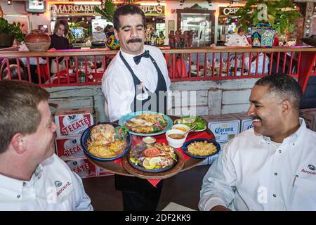 Huntsville Alabama, Rosie's Mexican Cantina, restaurant à l'intérieur de la salle à manger, homme hispanique serveur employé travaillant, équilibre tra Banque D'Images