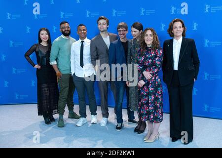 Xiao Sun, Hamza Haq, Yanic Truesdale, Douglas Booth, directeur Philippe Falardeau, Margaret Qualley, écrivain Joanna Rakoff et Sigourney Weaver participant au film de l'année My Salinger dans le cadre du 70e Berlinale (Berlin International film Festival) à Berlin, en Allemagne, le 20 février 2020. Photo d'Aurore Marechal/ABACAPRESS.COM Banque D'Images