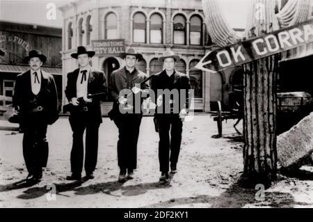 DATE DE SORTIE: Mai 30, 1957 TITRE: Gunfight at the OK Corral STUDIO: Wallis-Hazen DIRECTEUR: John Stenges PLOT: Larchman Wyatt EARP et Outlaw Doc Holliday forment une alliance improbable qui culmine dans leur participation à la légendaire fusillade à l'O.K. Corral. AVEC: Burt Lancaster, Kirk Douglas, Rhonda Fleming. (Image de crédit © Wallis-Hazen/Entertainment Pictures) Banque D'Images