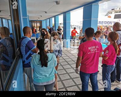 L'équipe locale d'assurance-maladie vérifie la fièvre des touristes arrivant de l'île Bohol à la jetée de Larena à l'île Siquijor, Philippines le 13 février 2020, car l'épidémie de coronavirus Covid-19 est redoutée dans le pays. Photo de Christophe Geyres/ABACAPRESS.COM Banque D'Images