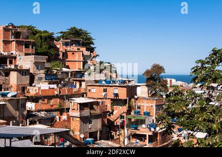 Fragiles constructions résidentielles de favela Cantagalo à Rio de Janeiro Banque D'Images