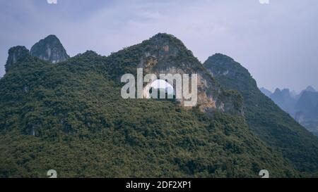 MOON HILL MOUNTAIN, YANGSHUO, CHINE Banque D'Images