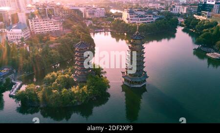 PAGODES DE SOLEIL ET DE LUNE À GUILIN, EN CHINE Banque D'Images