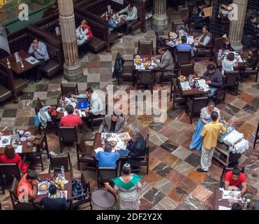 Diners dans la Casa de Azulejos Sanborns une chaîne de restaurants de style mexicain à Mexico, Mexique Banque D'Images