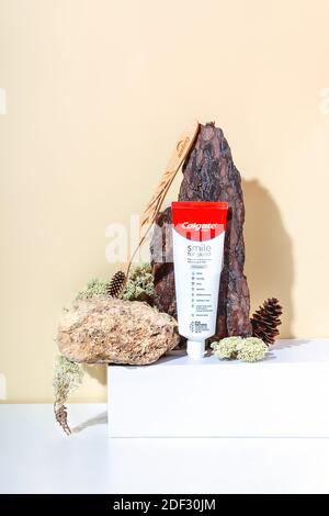 Saint-Pétersbourg / Russie - novembre 24 2020. Colgate. Souriez pour un bon dentifrice avec une brosse en bambou. Photo d'équilibre de vie moderne. Banque D'Images