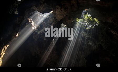 RAYONS DU SOLEIL DANS LA GROTTE VIETNAMIENNE, DA NANG, VIETNAM Banque D'Images