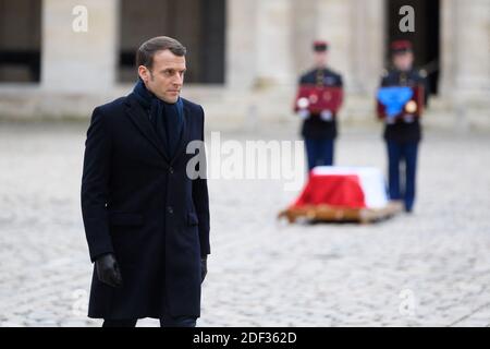 Le président français Emmanuel Macron et le cercueil à l'occasion d'un hommage national à la mémoire de Jean Daniel, ancien fondateur du magazine français nouvel Observateur, à l'Hôtel des Invalides à Paris, le 28 février 2020. Photo de Jacques Witt/Pool/ABACAPRESS.COM Banque D'Images