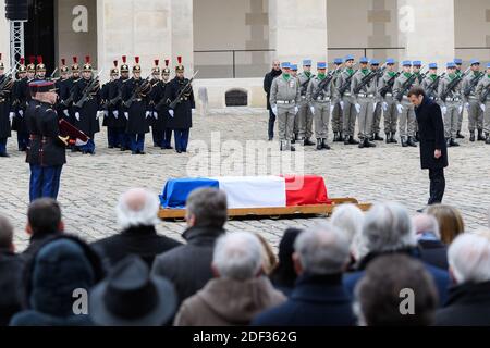 Le président français Emmanuel Macron et le cercueil à l'occasion d'un hommage national à la mémoire de Jean Daniel, ancien fondateur du magazine français nouvel Observateur, à l'Hôtel des Invalides à Paris, le 28 février 2020. Photo de Jacques Witt/Pool/ABACAPRESS.COM Banque D'Images