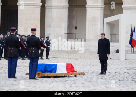 Le président français Emmanuel Macron et le cercueil à l'occasion d'un hommage national à la mémoire de Jean Daniel, ancien fondateur du magazine français nouvel Observateur, à l'Hôtel des Invalides à Paris, le 28 février 2020. Photo de Jacques Witt/Pool/ABACAPRESS.COM Banque D'Images