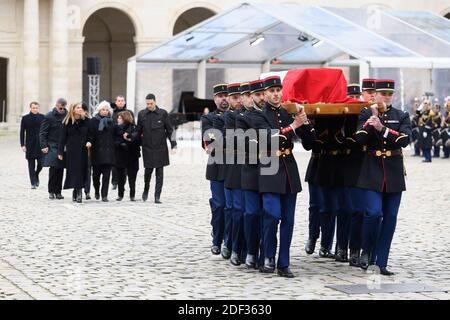 Le président français Emmanuel Macron, la famille et le cercueil en hommage national à la mémoire de Jean Daniel, défunt fondateur du magazine français nouvel Observateur, à l'Hôtel des Invalides à Paris, le 28 février 2020. Photo de Jacques Witt/Pool/ABACAPRESS.COM Banque D'Images