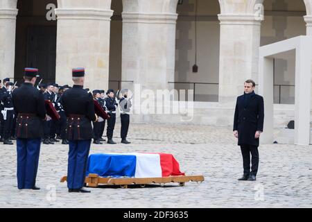 Le président français Emmanuel Macron et le cercueil à l'occasion d'un hommage national à la mémoire de Jean Daniel, ancien fondateur du magazine français nouvel Observateur, à l'Hôtel des Invalides à Paris, le 28 février 2020. Photo de Jacques Witt/Pool/ABACAPRESS.COM Banque D'Images