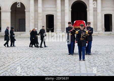 Le président français Emmanuel Macron et le cercueil à l'occasion d'un hommage national à la mémoire de Jean Daniel, ancien fondateur du magazine français nouvel Observateur, à l'Hôtel des Invalides à Paris, le 28 février 2020. Photo de Jacques Witt/Pool/ABACAPRESS.COM Banque D'Images