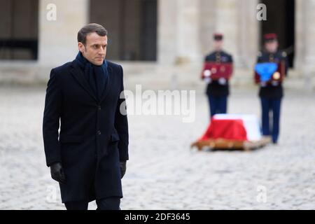 Le président français Emmanuel Macron et le cercueil à l'occasion d'un hommage national à la mémoire de Jean Daniel, ancien fondateur du magazine français nouvel Observateur, à l'Hôtel des Invalides à Paris, le 28 février 2020. Photo de Jacques Witt/Pool/ABACAPRESS.COM Banque D'Images