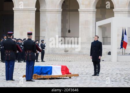 Le président français Emmanuel Macron et le cercueil à l'occasion d'un hommage national à la mémoire de Jean Daniel, ancien fondateur du magazine français nouvel Observateur, à l'Hôtel des Invalides à Paris, le 28 février 2020. Photo de Jacques Witt/Pool/ABACAPRESS.COM Banque D'Images