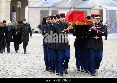 La famille et le cercueil en hommage national à la mémoire de Jean Daniel, ancien fondateur du magazine français nouvel Observateur, à l'Hôtel des Invalides à Paris, France, le 28 février 2020. Photo de Jacques Witt/Pool/ABACAPRESS.COM Banque D'Images