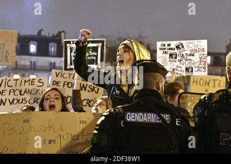 Des activistes féministes portant des pancartes manifestent devant la salle Pleyel alors que les invités arrivent pour la 45e édition de la cérémonie des Cesar film Awards, à Paris, en France, le 28 février 2020. L'académie qui organise les prix Cesar en France traverse une crise après la démission de tout le conseil d'administration suite à des appels à la réforme et à une querelle sur le long scandale romain Polanski. L'académie de César est mise en feu depuis la fin du mois de janvier, après que le film de Roman Polanski 'an Officer and a Spy' (J'accuse) ait été en tête de liste des nominations pour les prix de César de cette année, qui doivent être remis le 28 février. Photo de Kari Banque D'Images