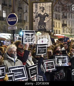 Des activistes féministes portant des pancartes manifestent devant la salle Pleyel alors que les invités arrivent pour la 45e édition de la cérémonie des Cesar film Awards, à Paris, en France, le 28 février 2020. L'académie qui organise les prix Cesar en France traverse une crise après la démission de tout le conseil d'administration suite à des appels à la réforme et à une querelle sur le long scandale romain Polanski. L'académie de César est mise en feu depuis la fin du mois de janvier, après que le film de Roman Polanski 'an Officer and a Spy' (J'accuse) ait été en tête de liste des nominations pour les prix de César de cette année, qui doivent être remis le 28 février. Photo de Kari Banque D'Images