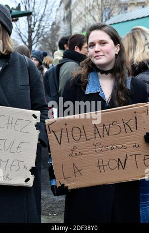 Des activistes féministes portant des pancartes manifestent devant la salle Pleyel alors que les invités arrivent pour la 45e édition de la cérémonie des Cesar film Awards, à Paris, en France, le 28 février 2020. L'académie qui organise les prix Cesar en France traverse une crise après la démission de tout le conseil d'administration suite à des appels à la réforme et à une querelle sur le long scandale romain Polanski. L'académie de César est mise en feu depuis la fin du mois de janvier, après que le film de Roman Polanski 'an Officer and a Spy' (J'accuse) ait été en tête de liste des nominations pour les prix de César de cette année, qui doivent être remis le 28 février. Photo de Kari Banque D'Images