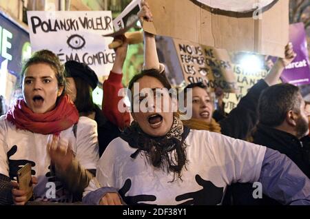 Des activistes féministes portant des pancartes manifestent devant la salle Pleyel alors que les invités arrivent pour la 45e édition de la cérémonie des Cesar film Awards, à Paris, en France, le 28 février 2020. L'académie qui organise les prix Cesar en France traverse une crise après la démission de tout le conseil d'administration suite à des appels à la réforme et à une querelle sur le long scandale romain Polanski. L'académie de César est mise en feu depuis la fin du mois de janvier, après que le film de Roman Polanski 'an Officer and a Spy' (J'accuse) ait été en tête de liste des nominations pour les prix de César de cette année, qui doivent être remis le 28 février. Photo de Kari Banque D'Images