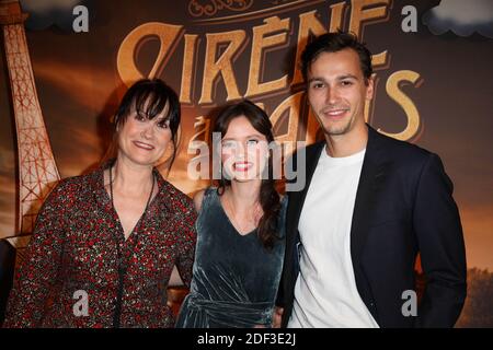 Marilyn Lima, sa mère, son petit ami Michel Biel assistant à une première à Paris au Max Linder Cinema à Paris, le 2 mars 2020. Photo de David Boyer/ABACAPRESS.COM Banque D'Images