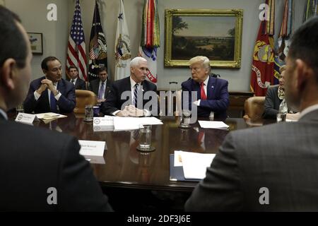 Le président américain Donald Trump et le vice-président Mike Pence participent à un briefing sur le coronavirus avec les PDG de Airline à la Maison Blanche à Washington le 4 mars 2020. Photo de Yuri Gripas/ABACAPRESS.COM Banque D'Images