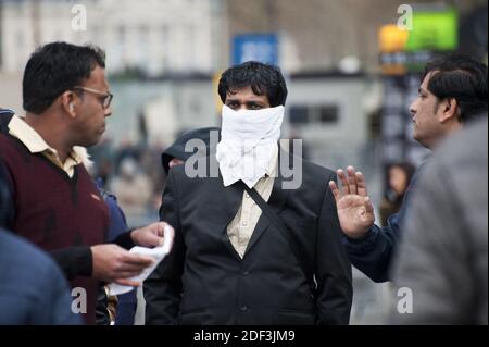 Les touristes portent des masques médicaux au Louvre par mesure de précaution contre le coronavirus à Paris, France, le 4 mars 2020. À mesure que le virus se propage dans le monde, infectant plus de 89,000 000 personnes dans le monde, les principales attractions touristiques et événements qui attirent des visiteurs du monde entier en ressentent les effets. Même le célèbre musée du Louvre de Paris a temporairement fermé ses portes après une épidémie de virus en France et dans d'autres régions d'Europe. Il a rouvert aujourd'hui, après trois jours d'opérations suspendues. Photo de Magali Cohen/ABACAPRESS.COM Banque D'Images