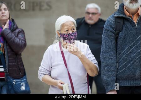 Les touristes portent des masques médicaux au Louvre par mesure de précaution contre le coronavirus à Paris, France, le 4 mars 2020. Le musée du Louvre a rouvert ses portes mercredi après que la direction ait pris des mesures pour apaiser les craintes du personnel au sujet de la propagation du coronavirus, qui avait déclenché un arrêt de travail de deux jours. Dans une déclaration, le musée le plus visité au monde a déclaré que, face aux « préoccupations légitimes » du personnel sur la COVID-19, il avait accepté de prendre des « mesures supplémentaires » pour assurer la sécurité des employés et des visiteurs. Photo de Magali Cohen/ABACAPRESS.COM Banque D'Images