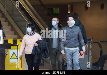 Les touristes portent des masques médicaux au Louvre par mesure de précaution contre le coronavirus à Paris, France, le 4 mars 2020. Le musée du Louvre a rouvert ses portes mercredi après que la direction ait pris des mesures pour apaiser les craintes du personnel au sujet de la propagation du coronavirus, qui avait déclenché un arrêt de travail de deux jours. Dans une déclaration, le musée le plus visité au monde a déclaré que, face aux « préoccupations légitimes » du personnel sur la COVID-19, il avait accepté de prendre des « mesures supplémentaires » pour assurer la sécurité des employés et des visiteurs. Photo de Magali Cohen/ABACAPRESS.COM Banque D'Images