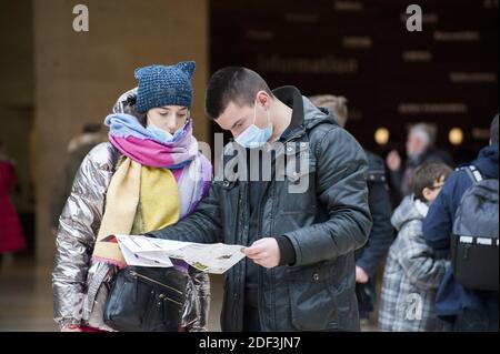 Les touristes portent des masques médicaux au Louvre par mesure de précaution contre le coronavirus à Paris, France, le 4 mars 2020. À mesure que le virus se propage dans le monde, infectant plus de 89,000 000 personnes dans le monde, les principales attractions touristiques et événements qui attirent des visiteurs du monde entier en ressentent les effets. Même le célèbre musée du Louvre de Paris a temporairement fermé ses portes après une épidémie de virus en France et dans d'autres régions d'Europe. Il a rouvert aujourd'hui, après trois jours d'opérations suspendues. Photo de Magali Cohen/ABACAPRESS.COM Banque D'Images