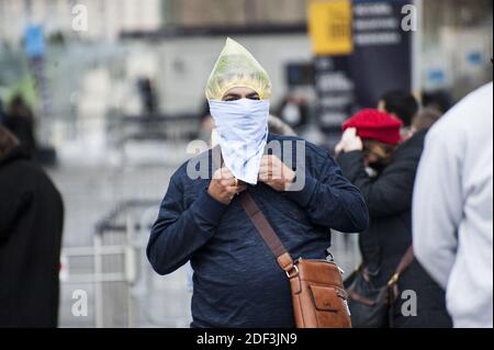 Les touristes portent des masques médicaux au Louvre par mesure de précaution contre le coronavirus à Paris, France, le 4 mars 2020. À mesure que le virus se propage dans le monde, infectant plus de 89,000 000 personnes dans le monde, les principales attractions touristiques et événements qui attirent des visiteurs du monde entier en ressentent les effets. Même le célèbre musée du Louvre de Paris a temporairement fermé ses portes après une épidémie de virus en France et dans d'autres régions d'Europe. Il a rouvert aujourd'hui, après trois jours d'opérations suspendues. Photo de Magali Cohen/ABACAPRESS.COM Banque D'Images