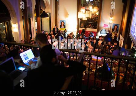 Les gens regardent le débat pendant le parti de soutien à Paris LREM candidat mayonnaise Agnes Buzyn pendant le débat de télévision s'opposant au candidat aux élections municipales de paris dans le Grand café Bataclan à Paris le 4 mars 2020. Photo de Raphael Lafargue/ABACAPRESS.COM Banque D'Images