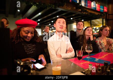 Les gens regardent le débat pendant le parti de soutien à Paris LREM candidat mayonnaise Agnes Buzyn pendant le débat de télévision s'opposant au candidat aux élections municipales de paris dans le Grand café Bataclan à Paris le 4 mars 2020. Photo de Raphael Lafargue/ABACAPRESS.COM Banque D'Images