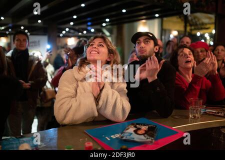 Les gens regardent le débat pendant le parti de soutien à Paris LREM candidat mayonnaise Agnes Buzyn pendant le débat de télévision s'opposant au candidat aux élections municipales de paris dans le Grand café Bataclan à Paris le 4 mars 2020. Photo de Raphael Lafargue/ABACAPRESS.COM Banque D'Images