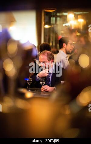 Les gens regardent le débat pendant le parti de soutien à Paris LREM candidat mayonnaise Agnes Buzyn pendant le débat de télévision s'opposant au candidat aux élections municipales de paris dans le Grand café Bataclan à Paris le 4 mars 2020. Photo de Raphael Lafargue/ABACAPRESS.COM Banque D'Images