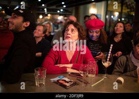 Les gens regardent le débat pendant le parti de soutien à Paris LREM candidat mayonnaise Agnes Buzyn pendant le débat de télévision s'opposant au candidat aux élections municipales de paris dans le Grand café Bataclan à Paris le 4 mars 2020. Photo de Raphael Lafargue/ABACAPRESS.COM Banque D'Images