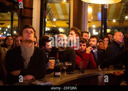 Les gens regardent le débat pendant le parti de soutien à Paris LREM candidat mayonnaise Agnes Buzyn pendant le débat de télévision s'opposant au candidat aux élections municipales de paris dans le Grand café Bataclan à Paris le 4 mars 2020. Photo de Raphael Lafargue/ABACAPRESS.COM Banque D'Images