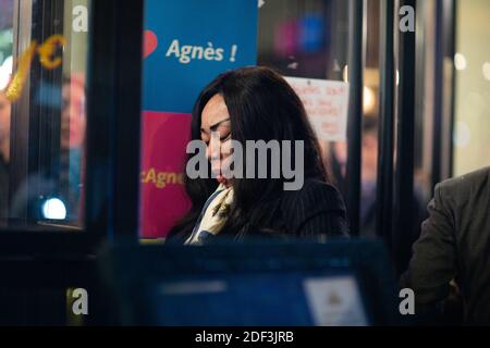 Les gens regardent le débat pendant le parti de soutien à Paris LREM candidat mayonnaise Agnes Buzyn pendant le débat de télévision s'opposant au candidat aux élections municipales de paris dans le Grand café Bataclan à Paris le 4 mars 2020. Photo de Raphael Lafargue/ABACAPRESS.COM Banque D'Images