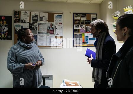 Cedric Villani, candidat dissident de la République en Marche (LREM) pour Maire de Paris, visite la mission locale de soutien à la jeunesse du 19ème arrondissement de Paris, France, le 5 mars 2020. Photo de Daniel Derajinski/ABACAPRESS.COM Banque D'Images